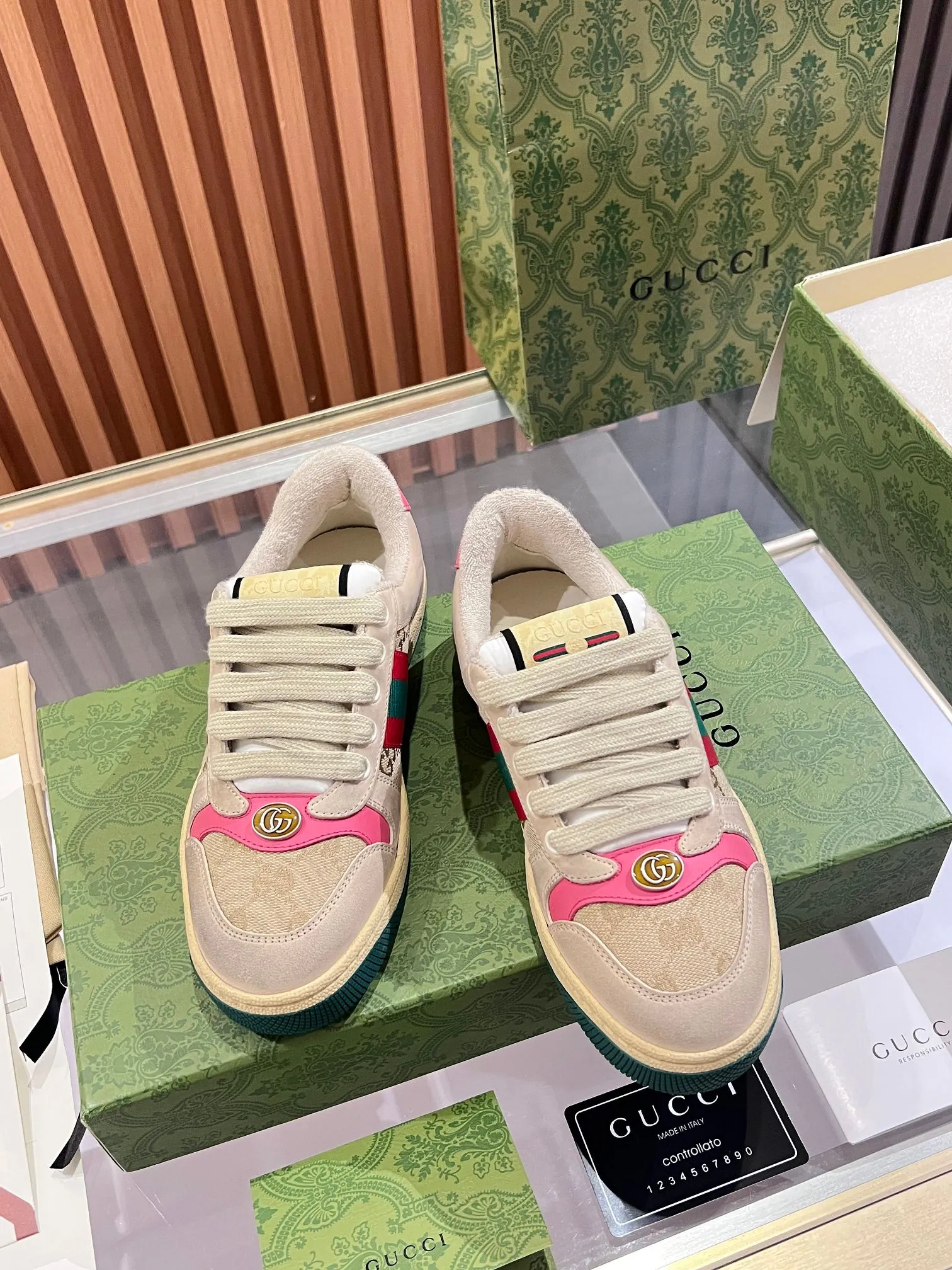 👟👟Ex-factory price 540👟👟 ⚡️Gucci Dirty Shoes Top factory quality, impeccable at the counter, the comfort is incredible. Retro distressed elements, washed retro logo on the tongue, metal double LOGO, 99% recognizable, full of Gucci elements; terry cloth lining, cowhide foot pads and 3mm latex are much more comfortable than real leather shoes. Environmentally friendly TPU wear-resistant outsole, soft and elastic. The inside of the tongue is made of imported elastic bands, which have great tension and won't strangle your feet. I don't develop the shoes without the original version. Only by getting the original version can the shoes be accurate and beat the market version instantly. Every stitch and every stitch is very tight and full. The debugging process is the most painstaking and requires no less than a hundred modifications before it is adjusted to the perfect state so that it can be worn comfortably by all foot types! Size 35-40 women’s model)